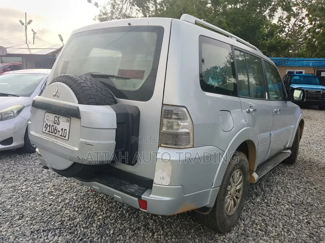 Mitsubishi Pajero 2010 Silver