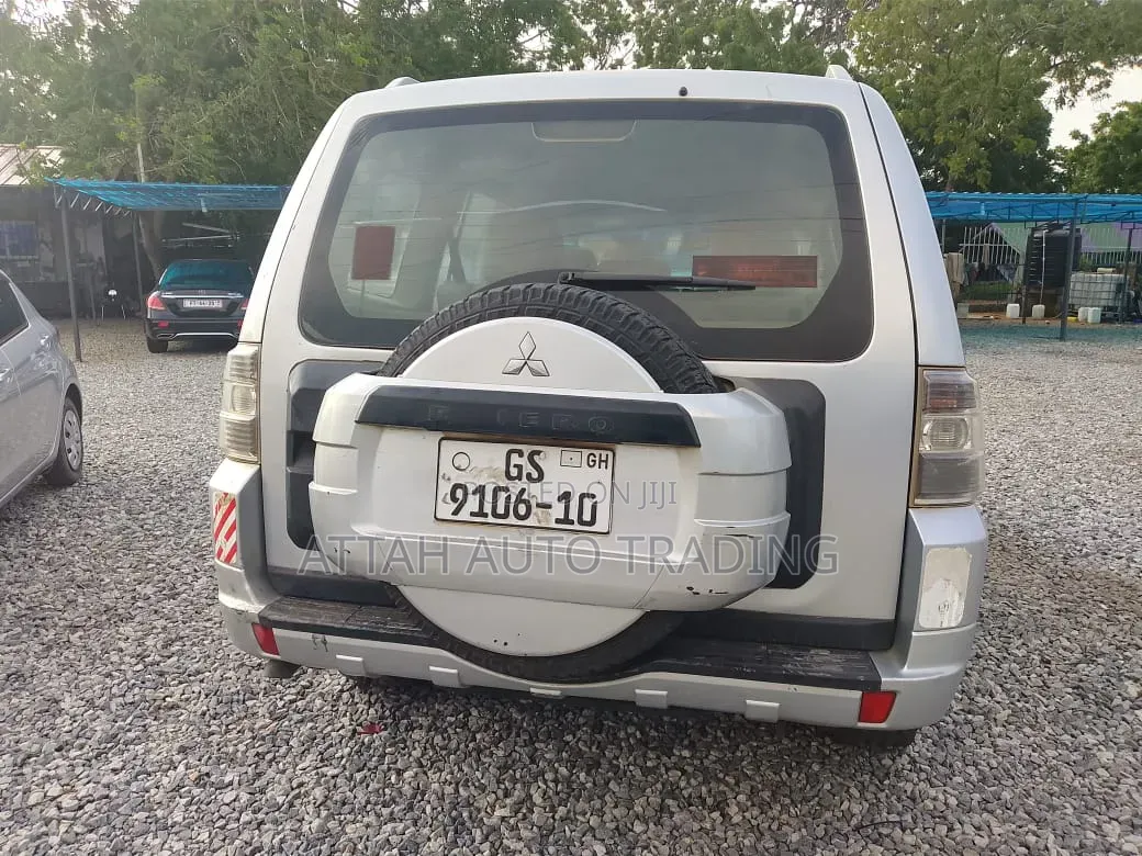 Mitsubishi Pajero 2010 Silver