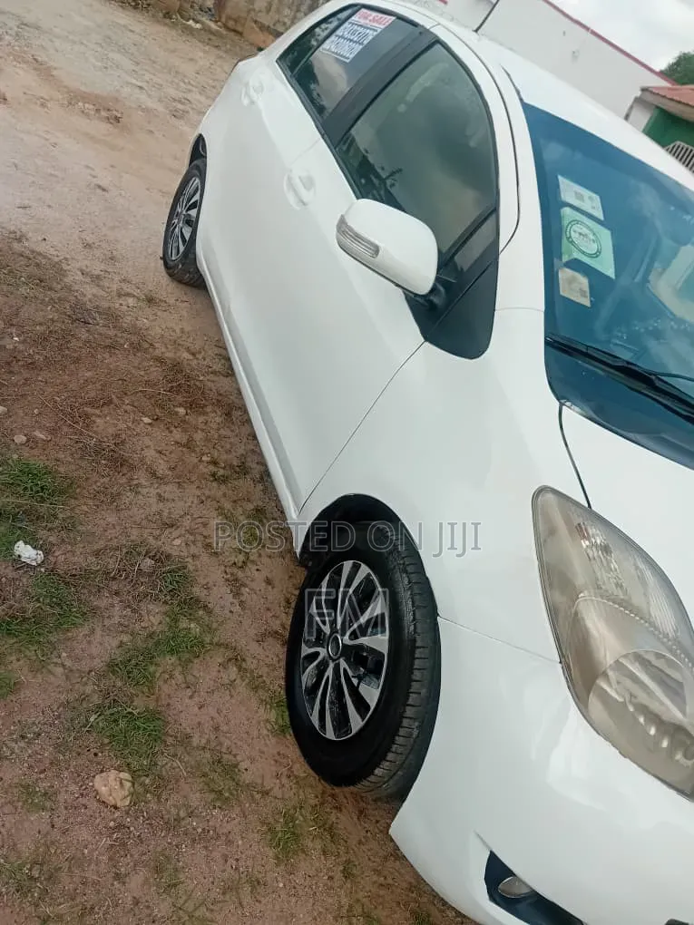 Toyota Vitz 2010 White