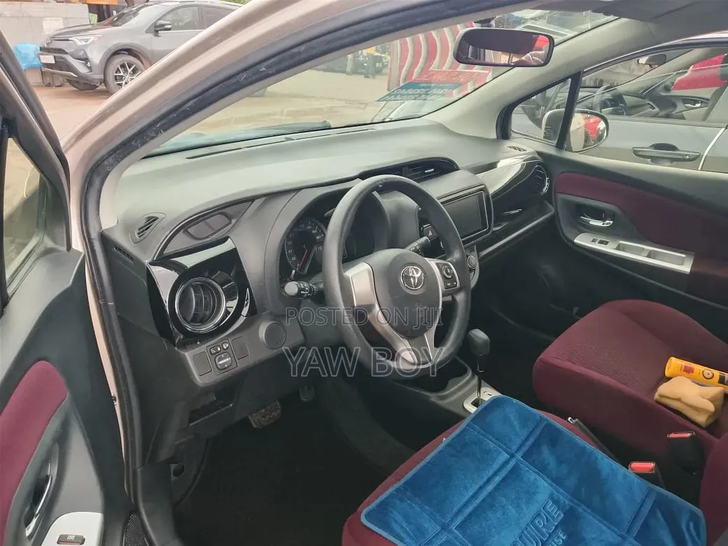Toyota Vitz 2015 Gray