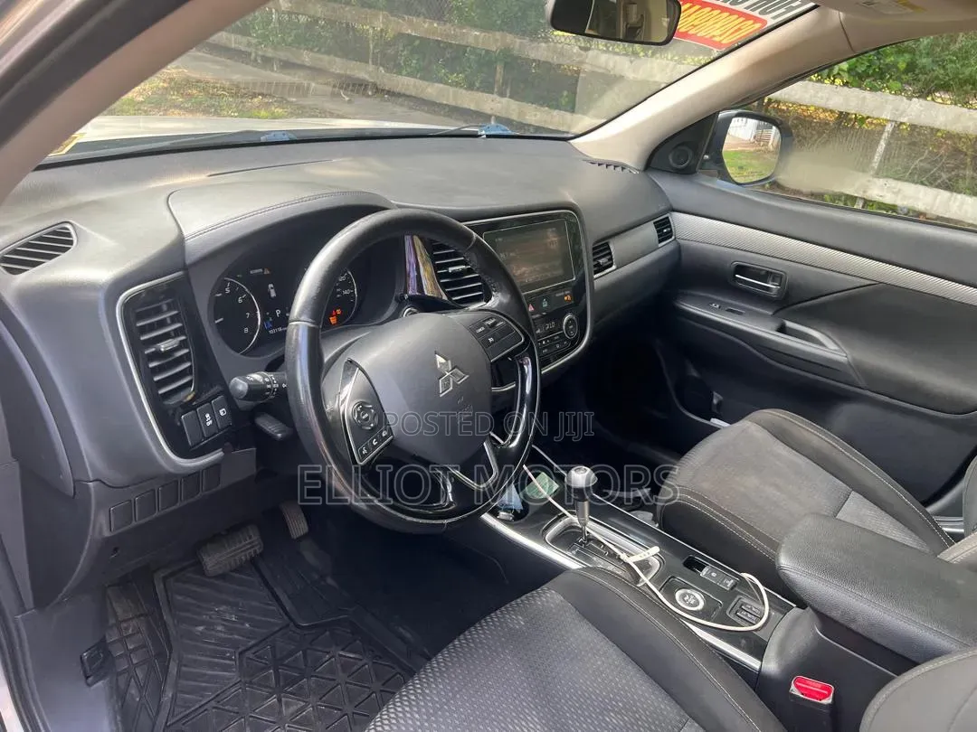 Mitsubishi Outlander 2018 Silver
