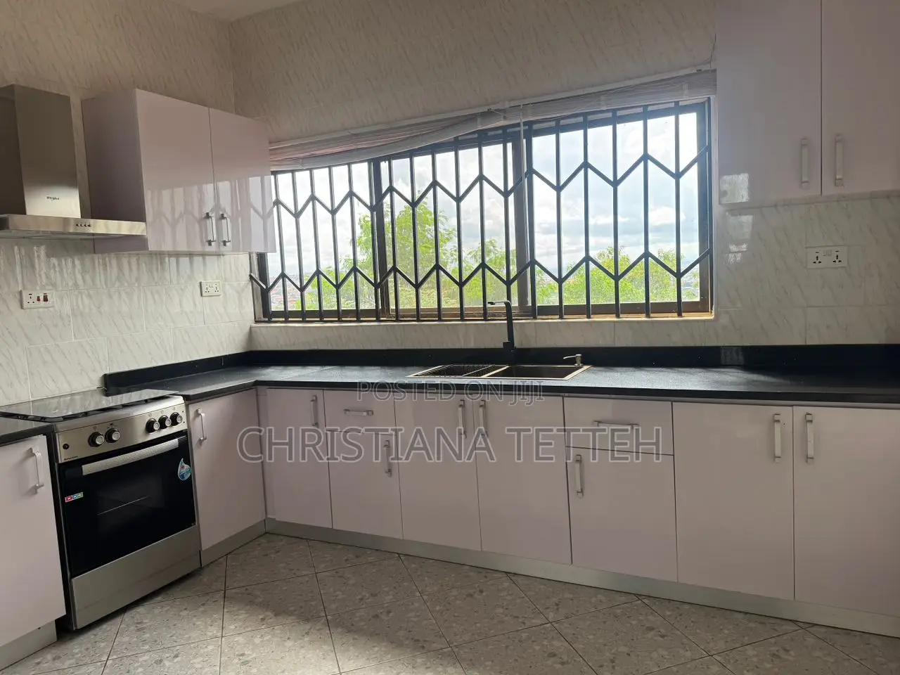 5bdrm House in West Hills Mall Area for sale