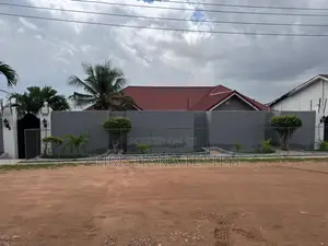 5bdrm House in West Hills Mall Area for sale