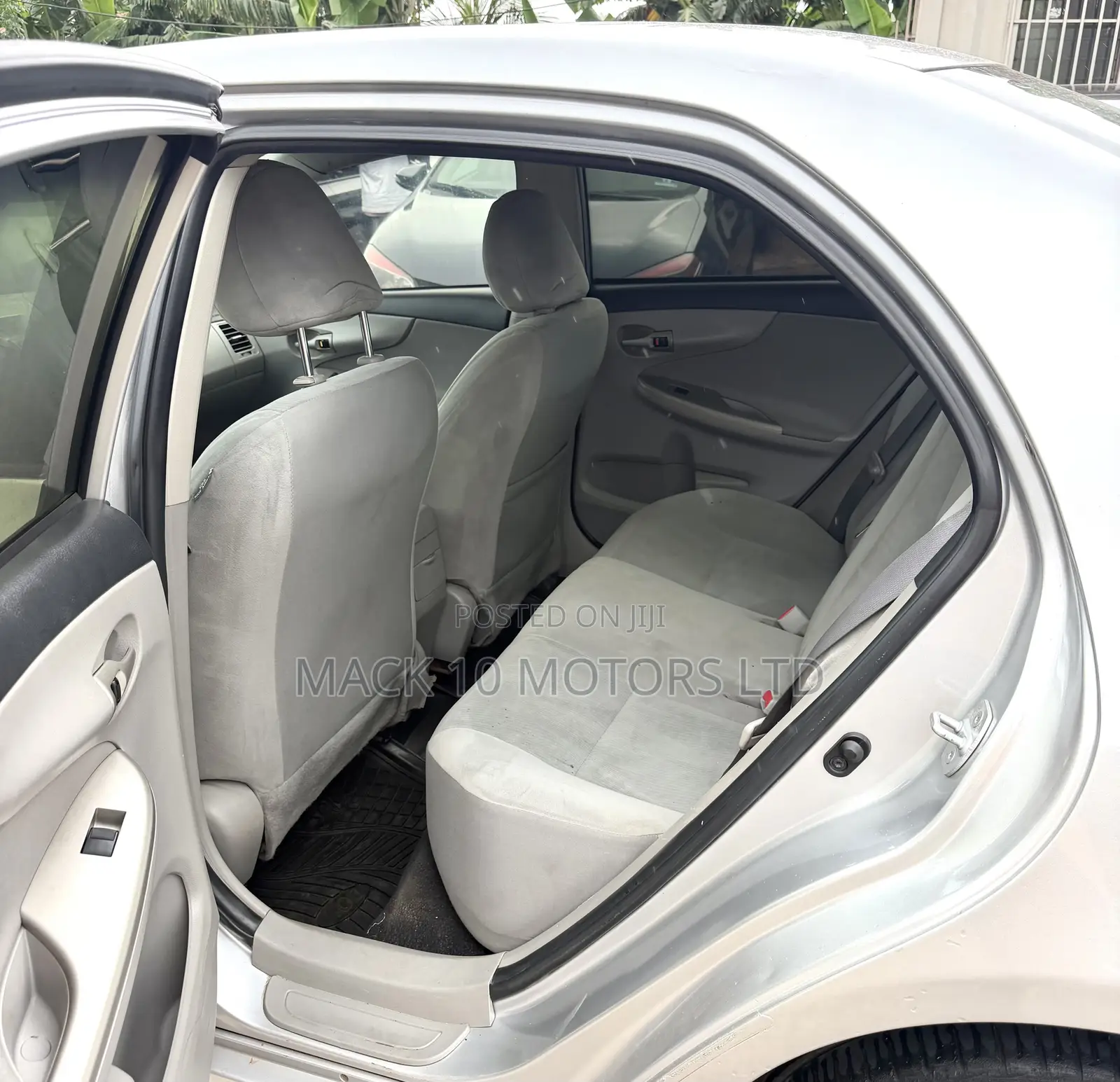 Toyota Corolla LE 4dr Sedan (1.8L 4cyl 4A) 2013 Silver