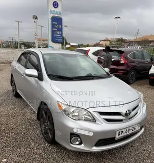 Toyota Corolla LE 4dr Sedan (1.8L 4cyl 4A) 2013 Silver