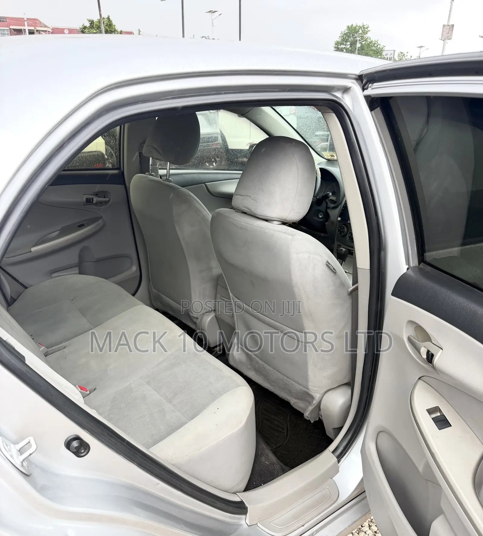 Toyota Corolla LE 4dr Sedan (1.8L 4cyl 4A) 2013 Silver