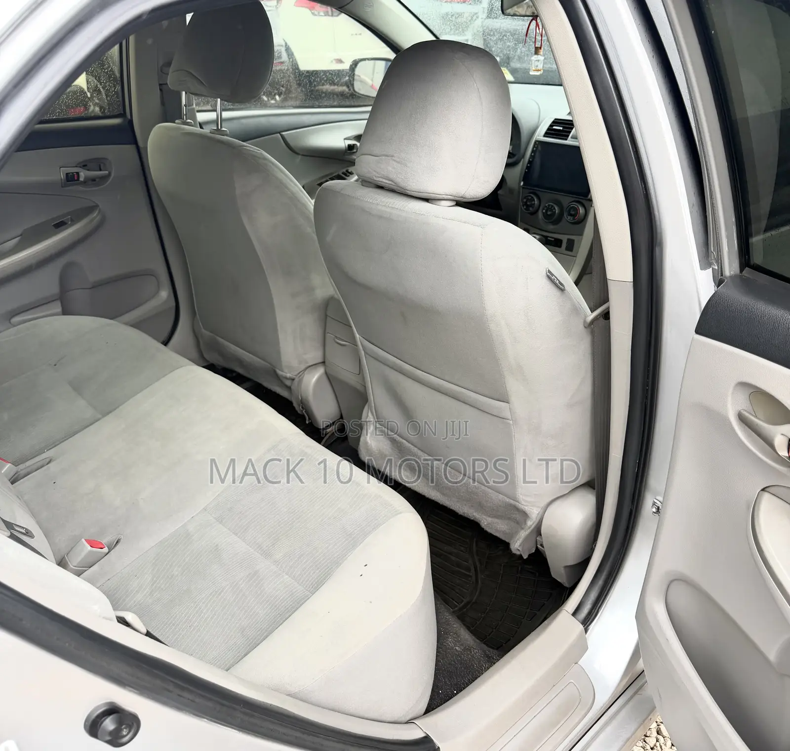 Toyota Corolla LE 4dr Sedan (1.8L 4cyl 4A) 2013 Silver