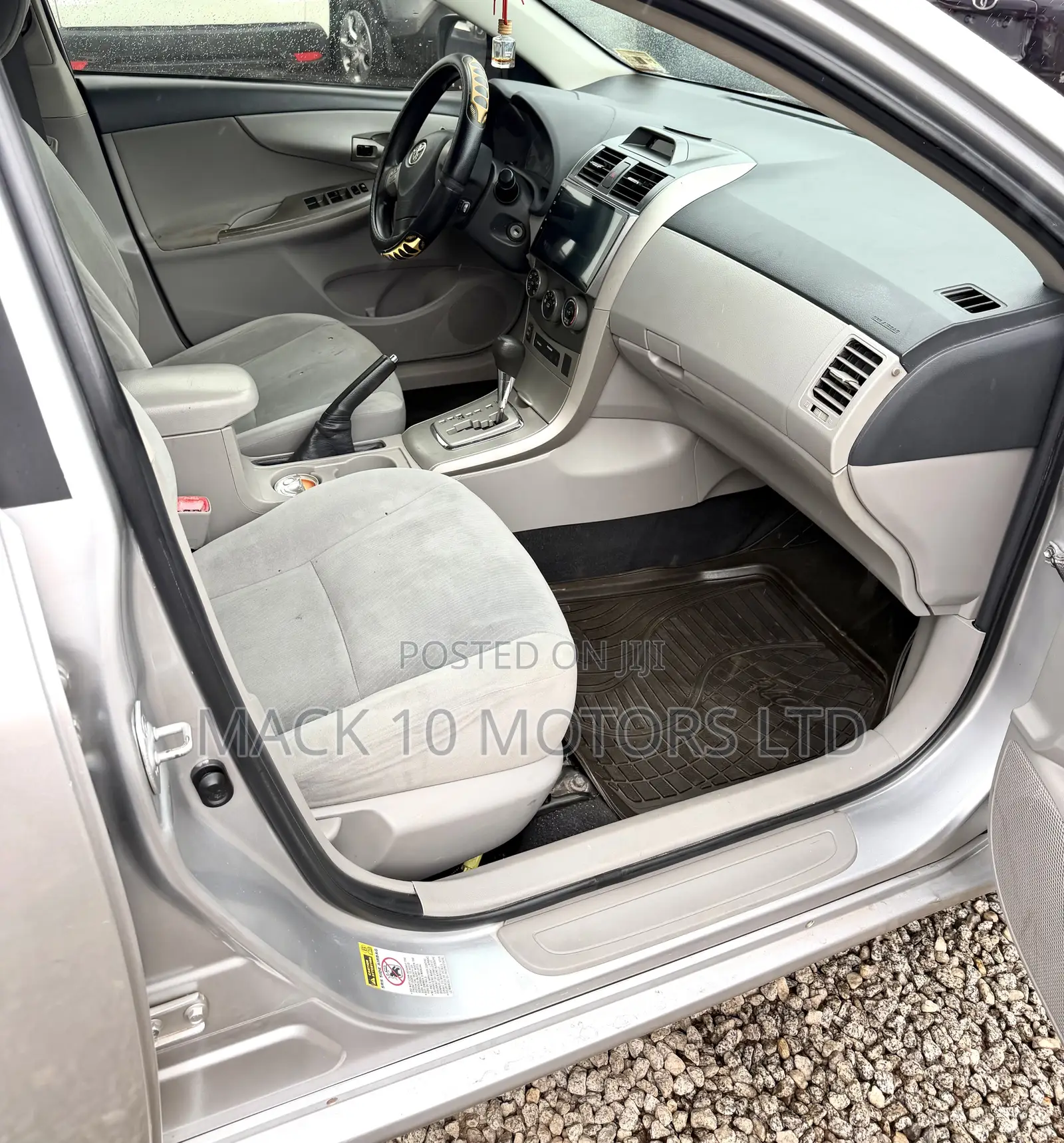 Toyota Corolla LE 4dr Sedan (1.8L 4cyl 4A) 2013 Silver