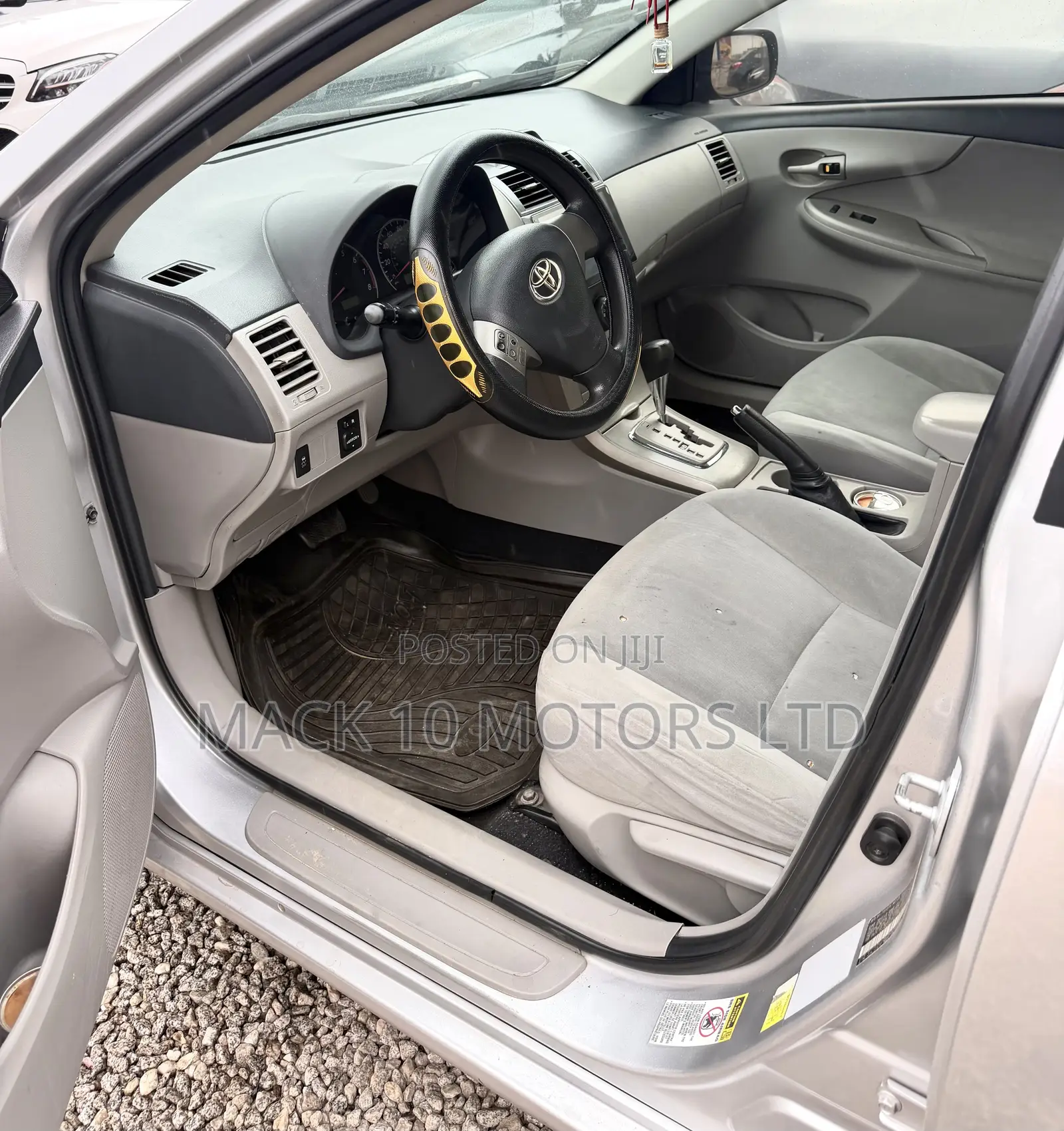 Toyota Corolla LE 4dr Sedan (1.8L 4cyl 4A) 2013 Silver