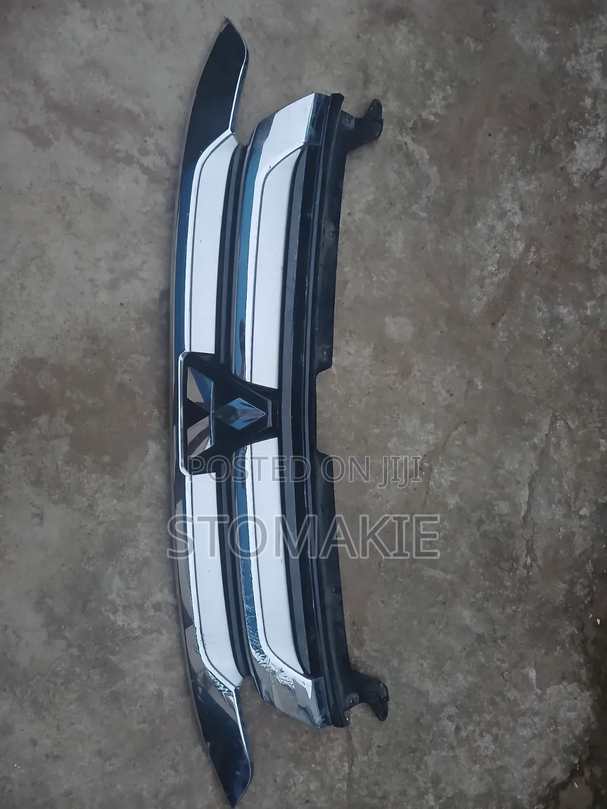 16 to 19 Mitsubishi Outlander Front Upper Grille