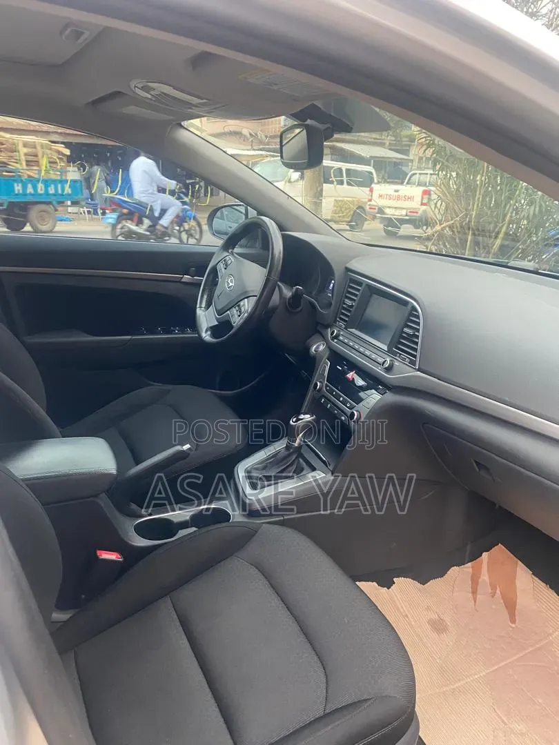 Hyundai Elantra 2017 Silver
