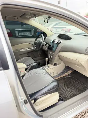 Toyota Belta 2010 Silver