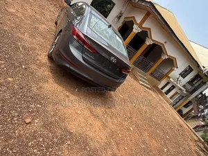 Hyundai Elantra Limited Sedan FWD (2.0L 4cyl 6A) 2017