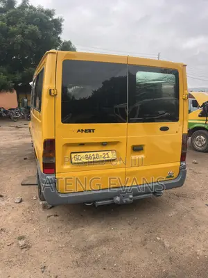 Ford Transit 2010 Yellow