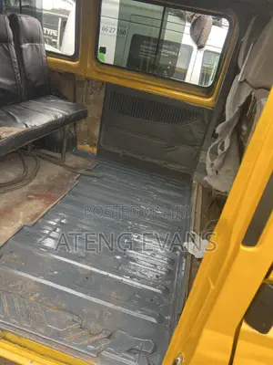 Ford Transit 2010 Yellow