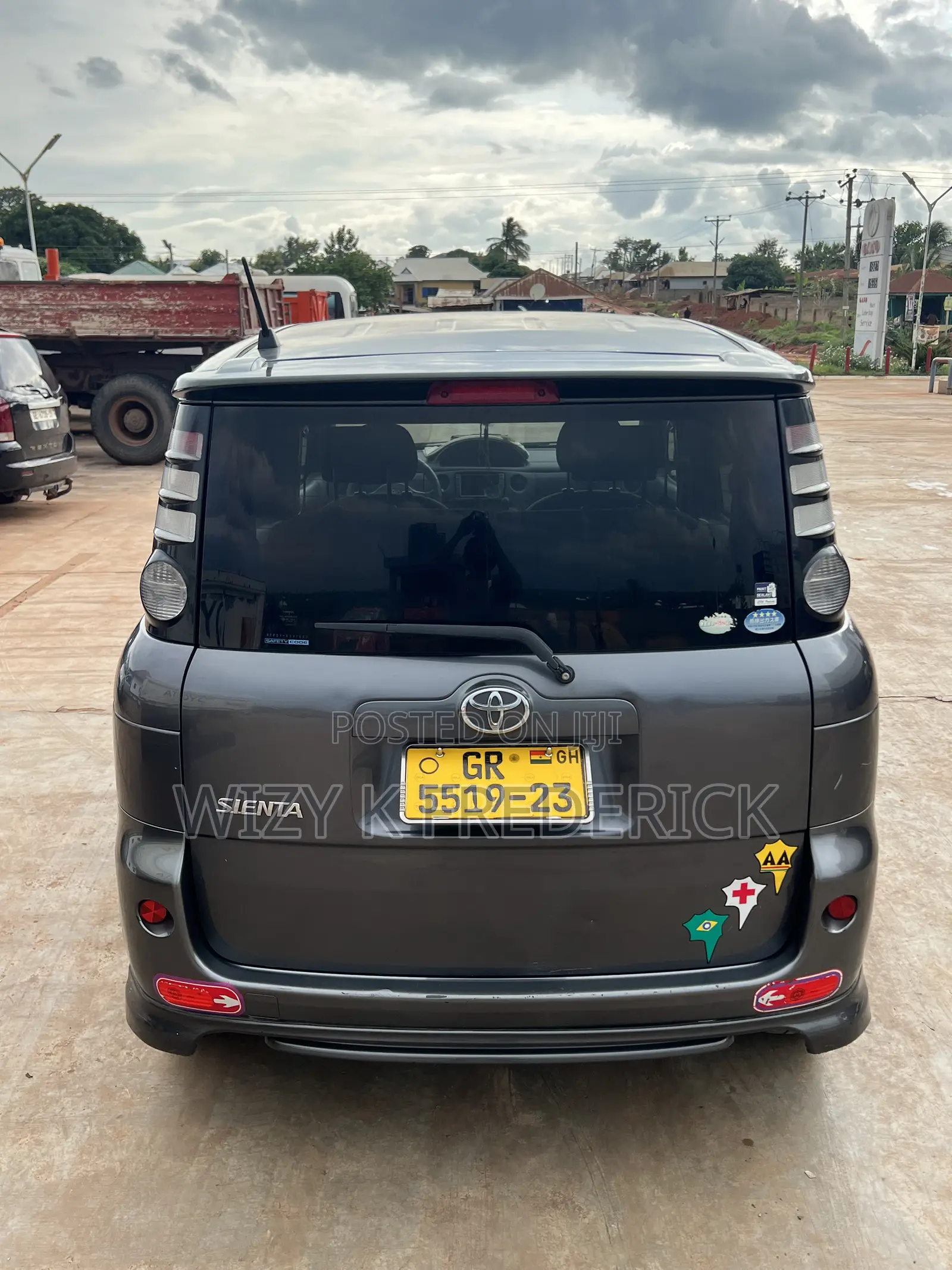 Toyota Sienta 1.5 FWD 2012 Beige