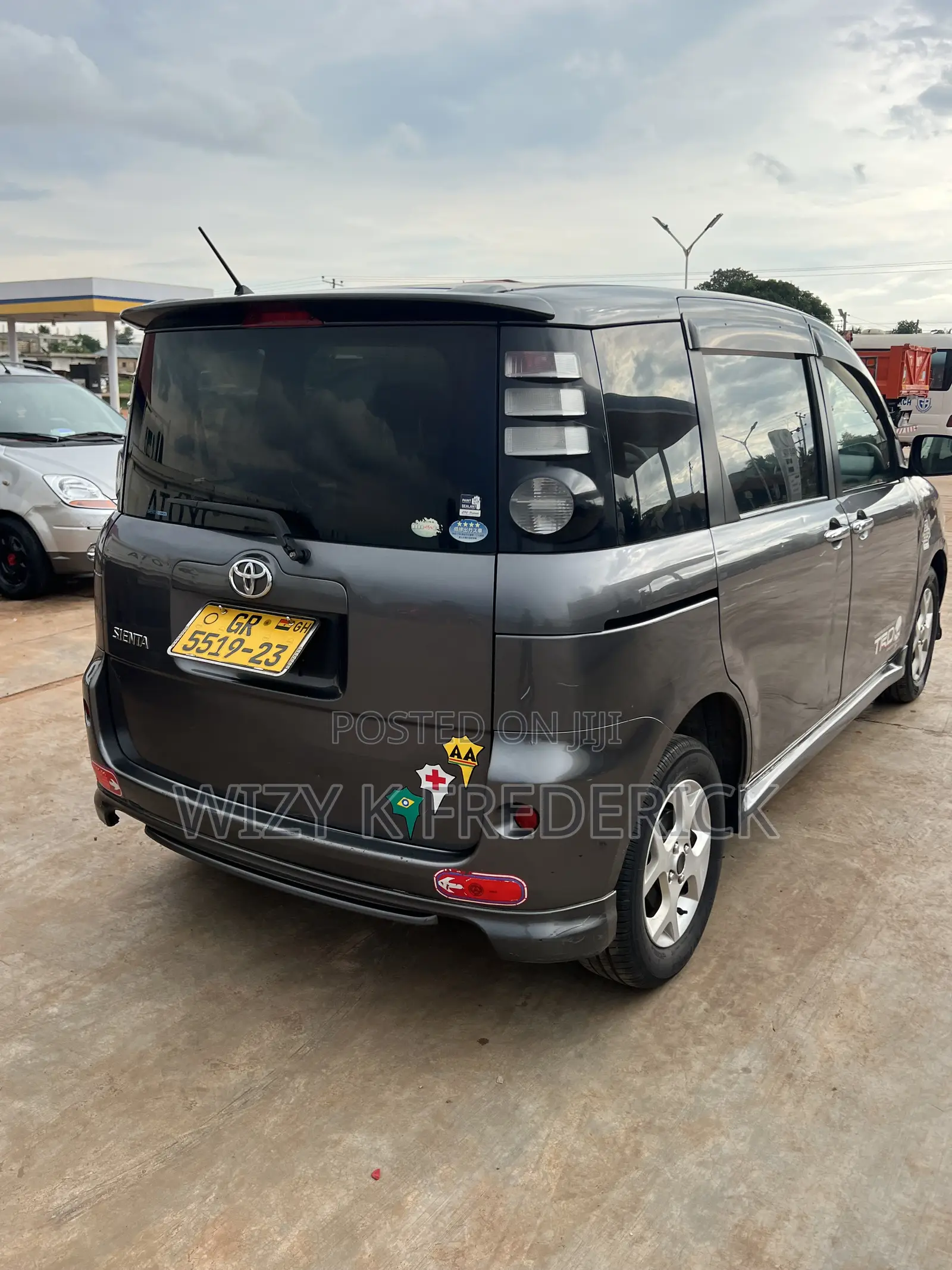 Toyota Sienta 1.5 FWD 2012 Beige
