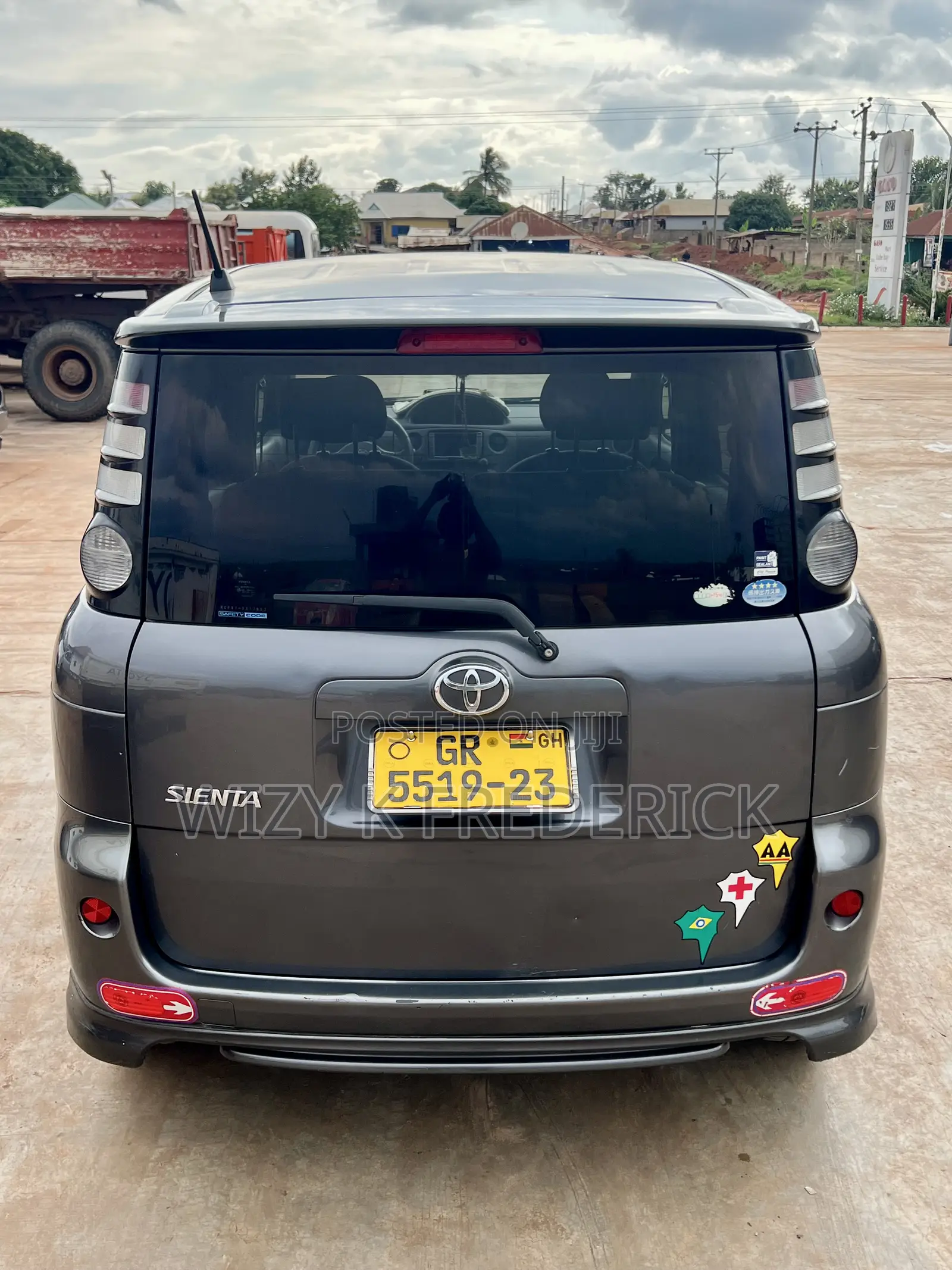 Toyota Sienta 1.5 FWD 2012 Beige