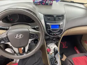Hyundai Accent SE 2012