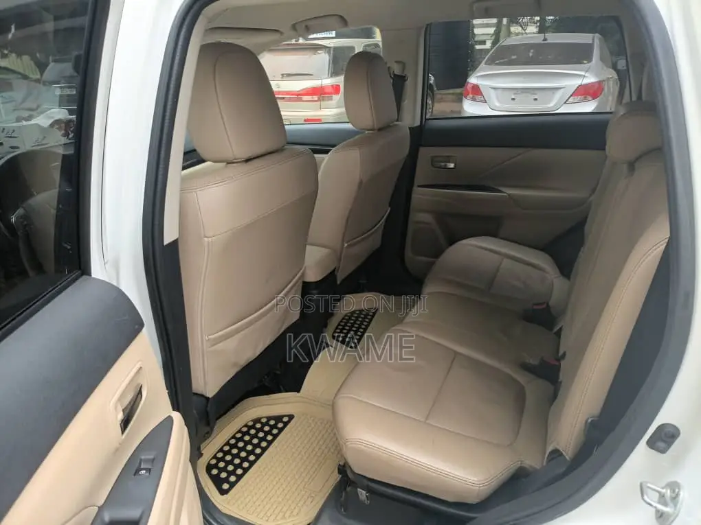 Mitsubishi Outlander SEL FWD 2017 White