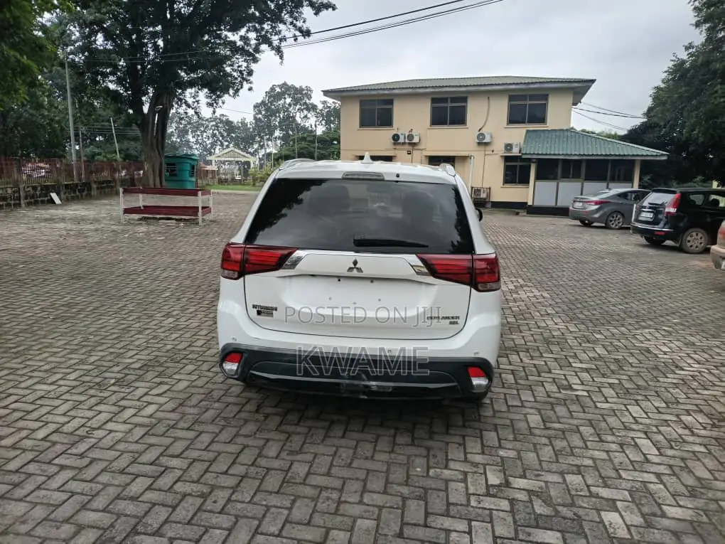 Mitsubishi Outlander SEL FWD 2017 White