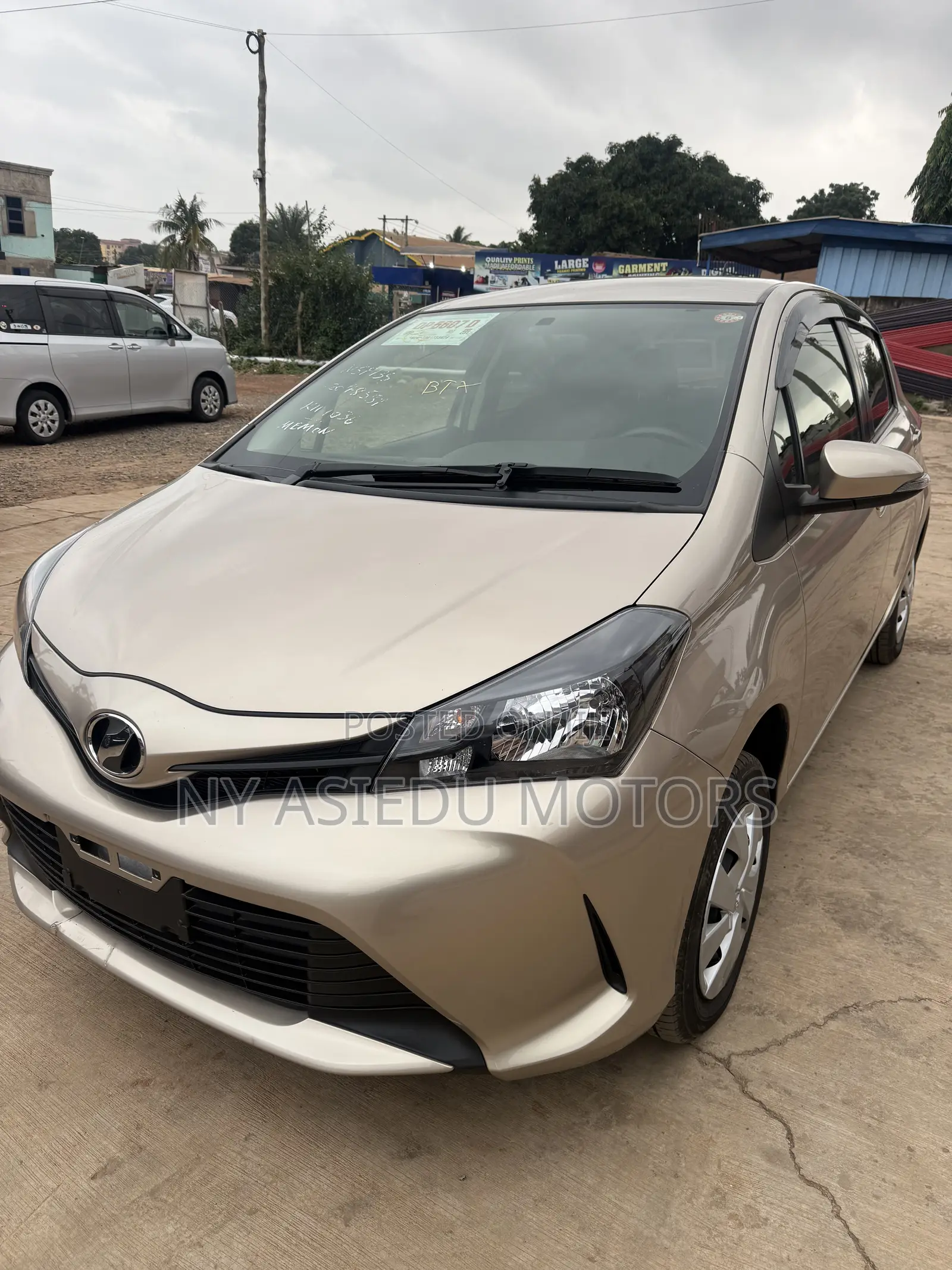 Toyota Vitz 1.3 FWD 5dr 2015 Beige