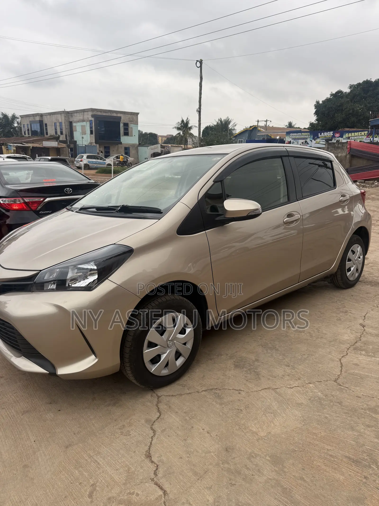 Toyota Vitz 1.3 FWD 5dr 2015 Beige