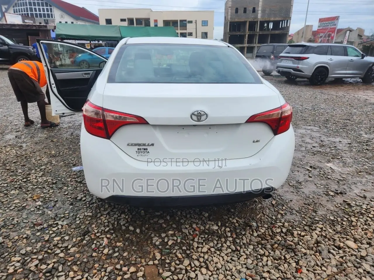 Toyota Corolla LE (1.8L 4cyl 2A) 2018 White
