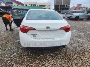 Toyota Corolla LE (1.8L 4cyl 2A) 2018 White