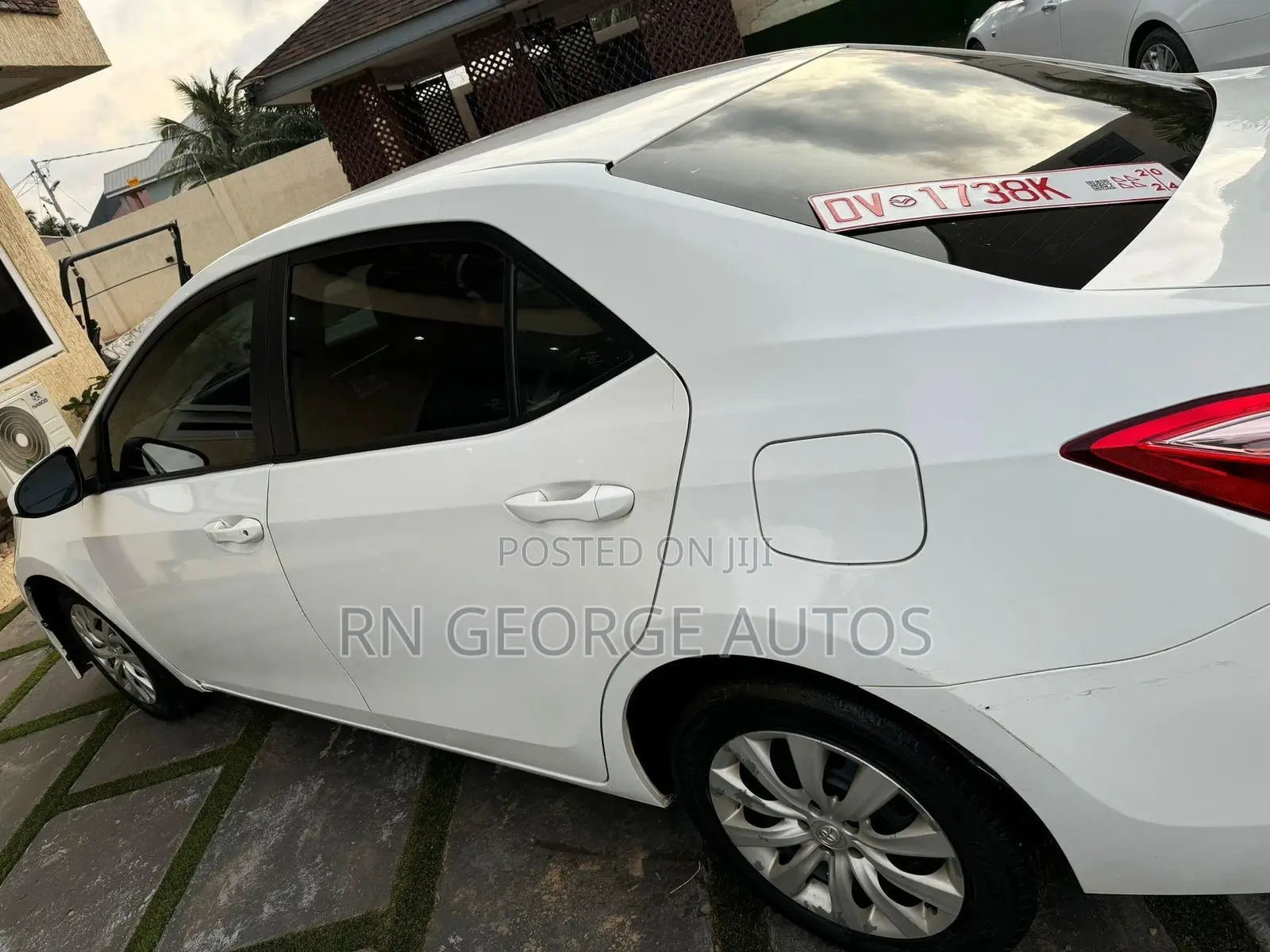 Toyota Corolla LE (1.8L 4cyl 2A) 2018 White