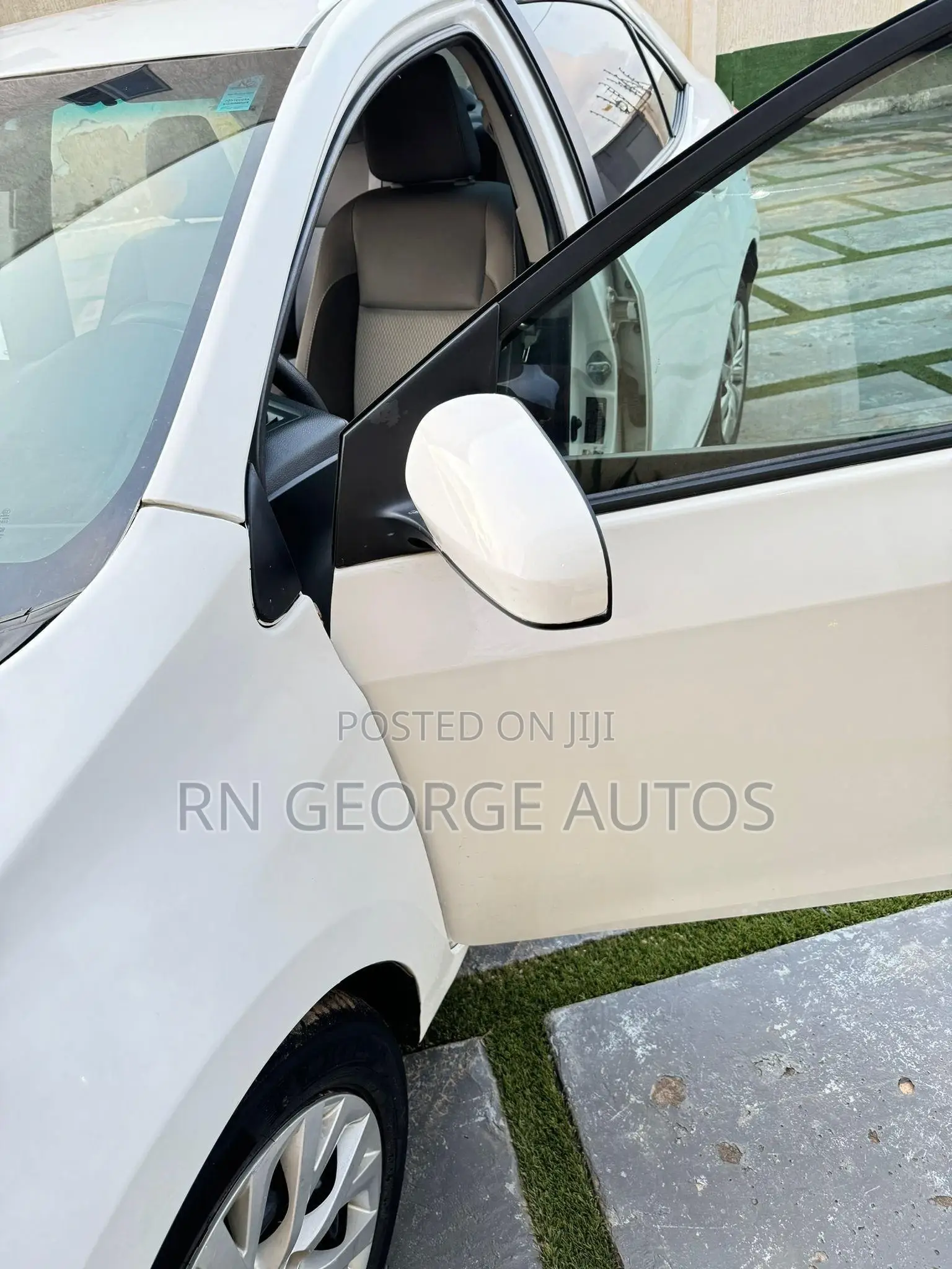 Toyota Corolla LE (1.8L 4cyl 2A) 2018 White
