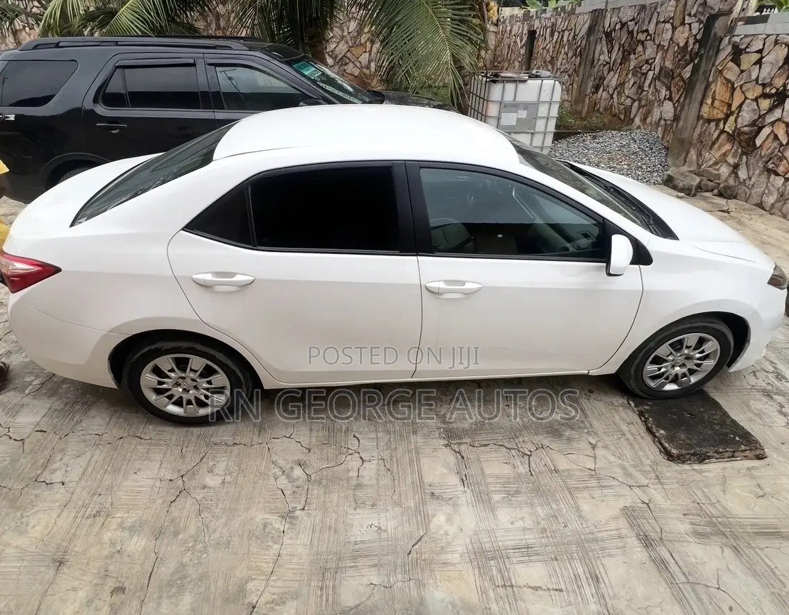 Toyota Corolla LE (1.8L 4cyl 2A) 2018 White