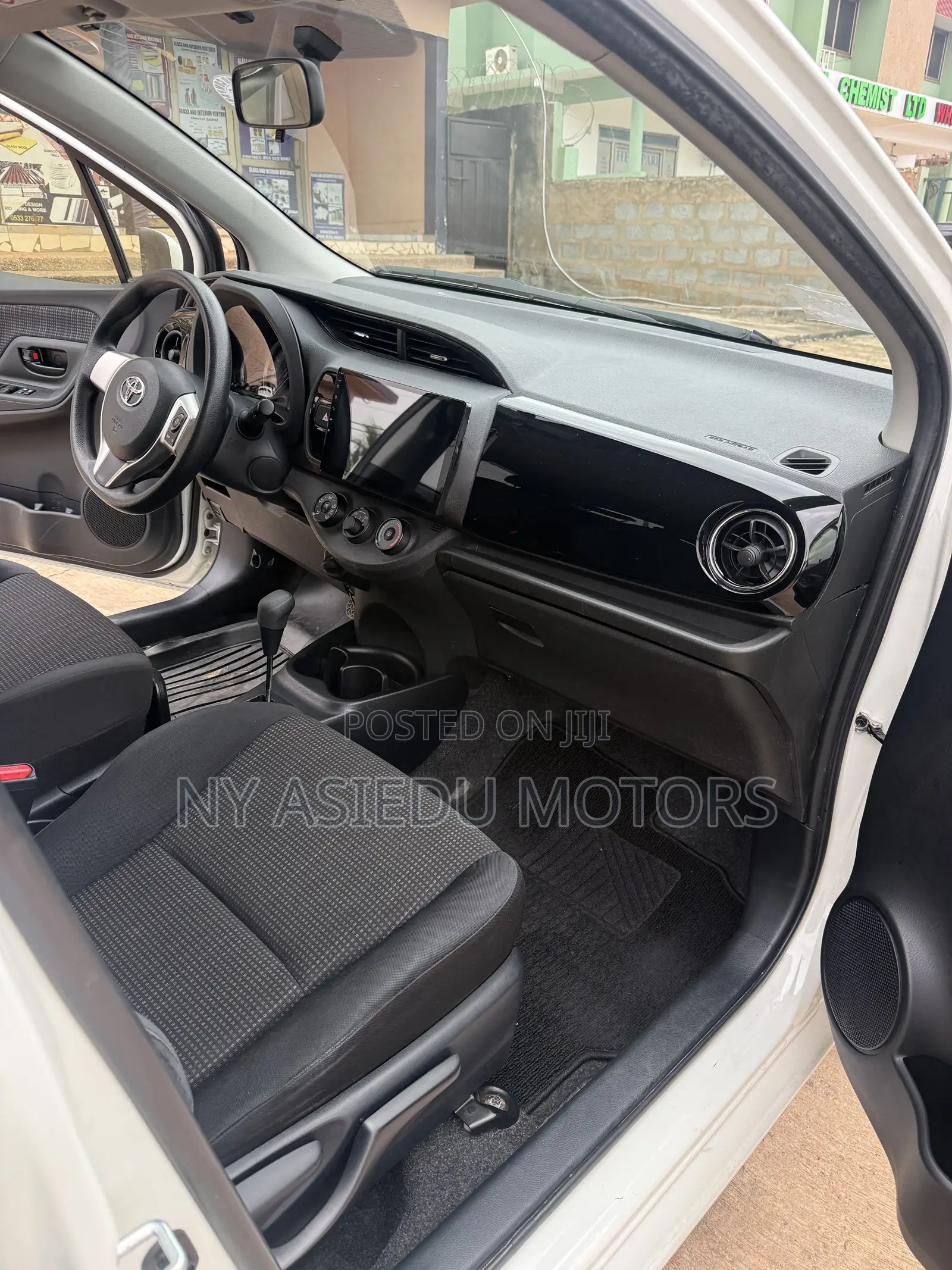 Toyota Vitz 1.3 FWD 5dr 2015 White