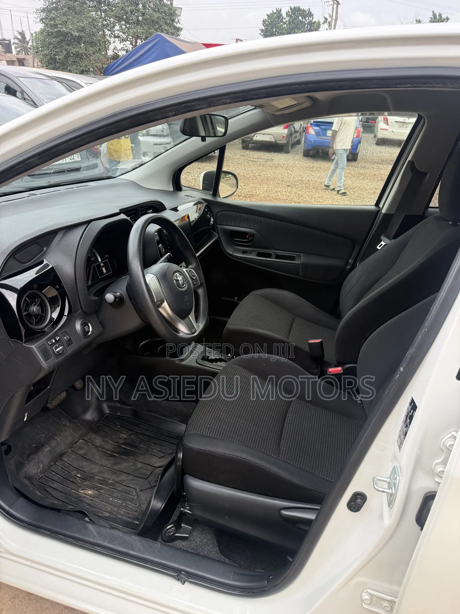 Toyota Vitz 1.3 FWD 5dr 2015 White