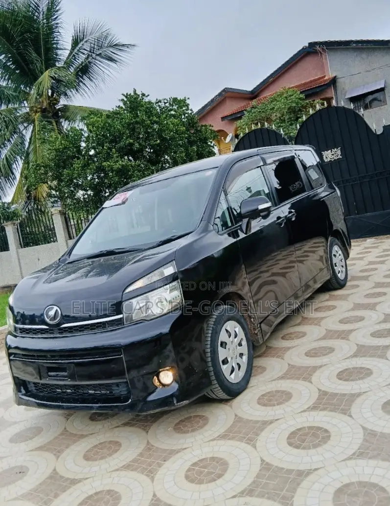 Toyota Voxy X L Edition 2WD 8-Seater 2012 Black