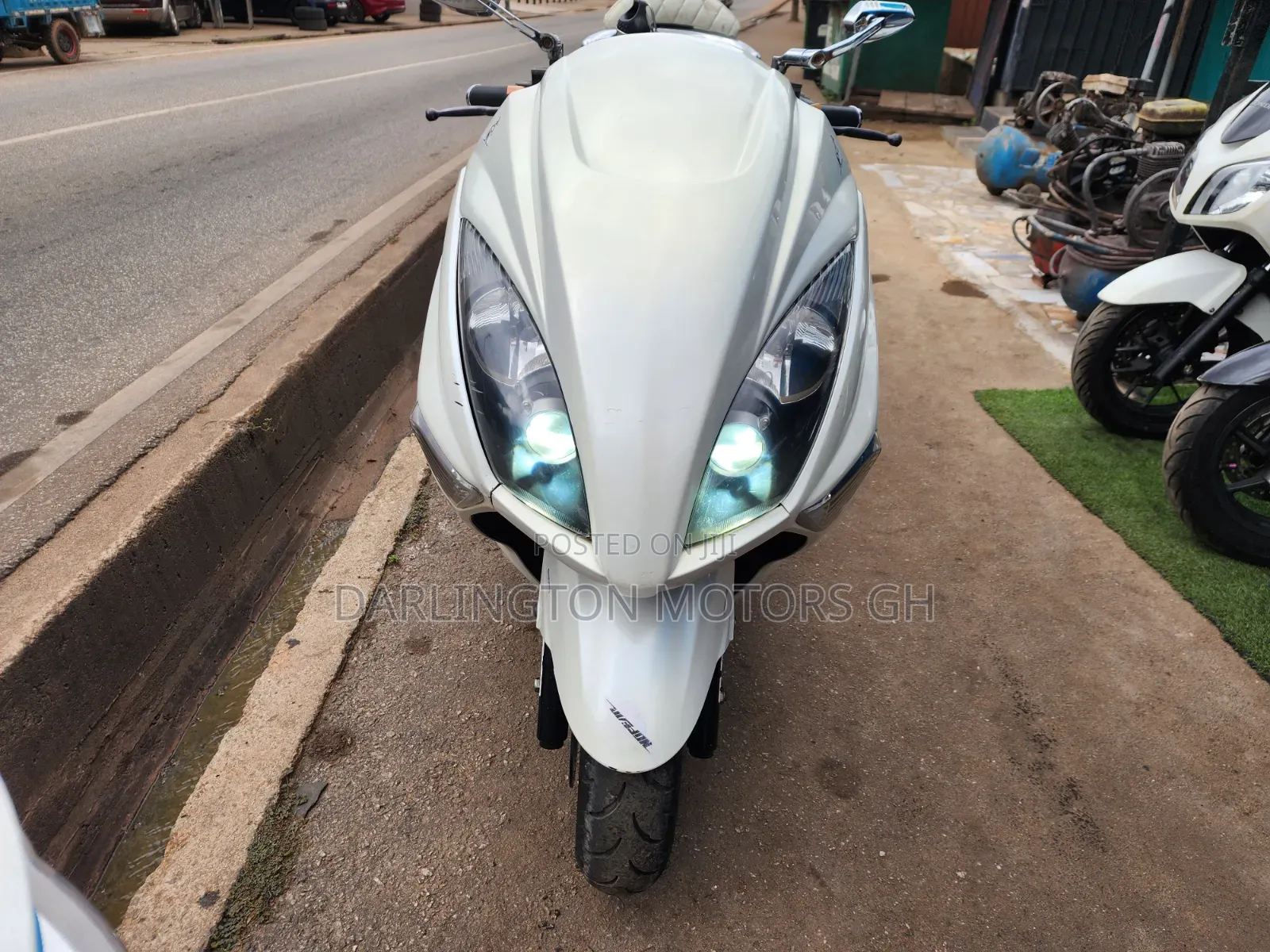 Yamaha Majesty 2010 White