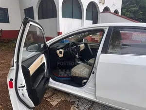 Toyota Corolla LE (1.8L 4cyl 2A) 2018 White