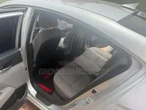 Hyundai Elantra SE Sedan FWD (2.0L 4cyl 6M) 2017 Brown