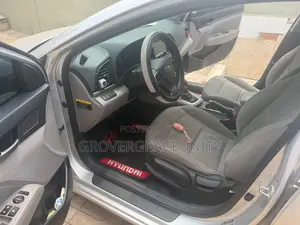 Hyundai Elantra SE Sedan FWD (2.0L 4cyl 6M) 2017 Brown