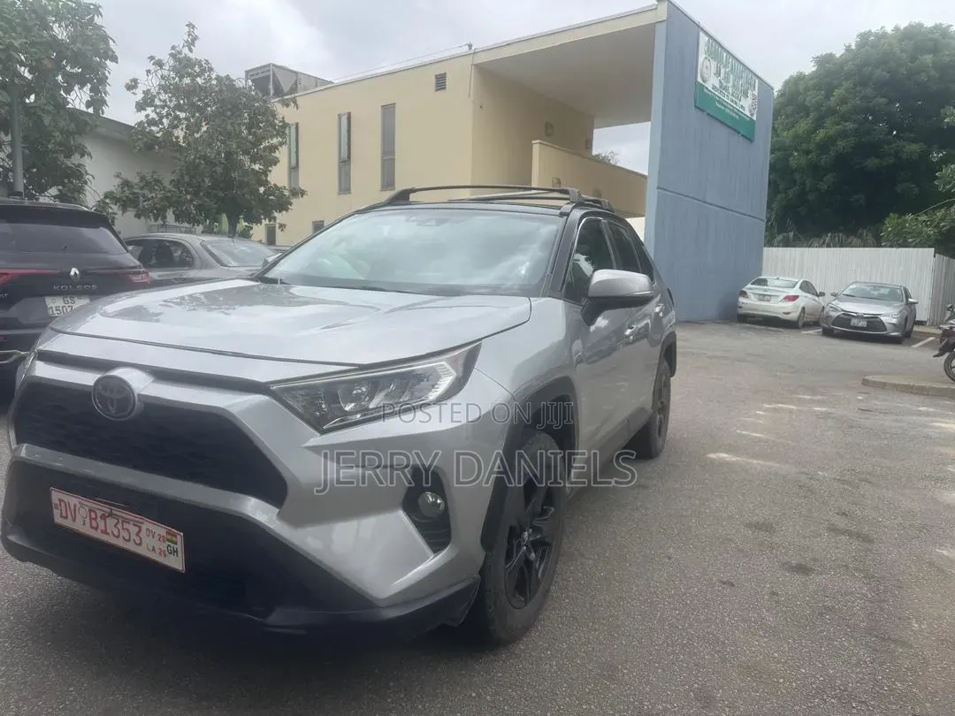 Toyota RAV4 XLE AWD 2019 Silver