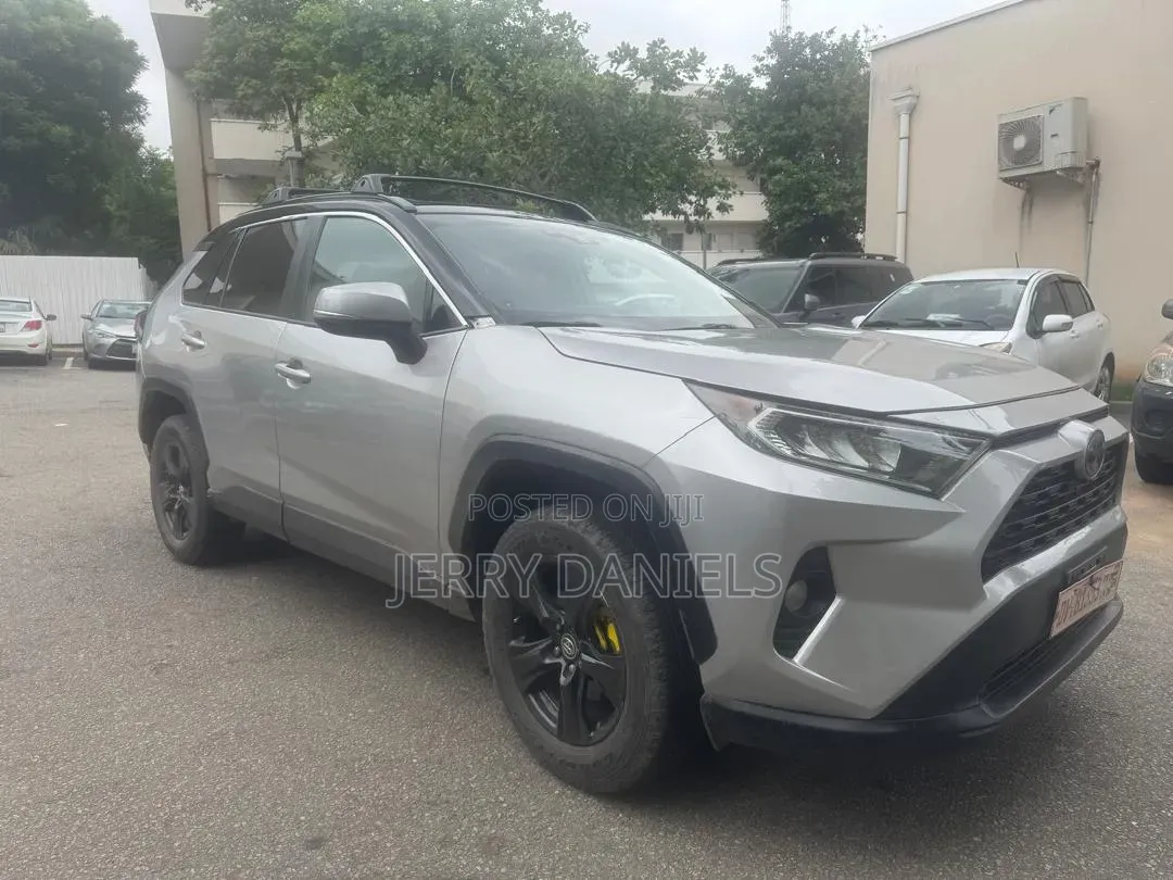 Toyota RAV4 XLE AWD 2019 Silver
