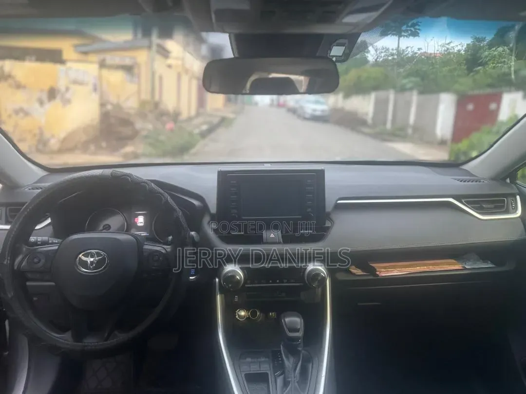 Toyota RAV4 XLE AWD 2019 Silver