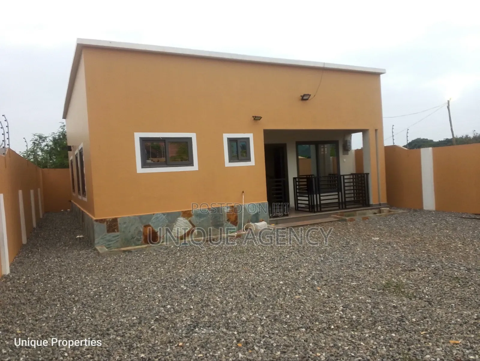2bdrm Bungalow in Main Station for rent