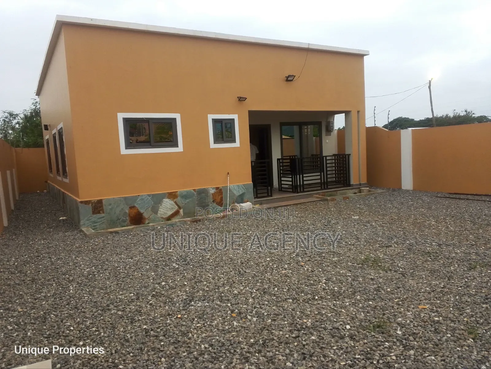 2bdrm Bungalow in Main Station for rent