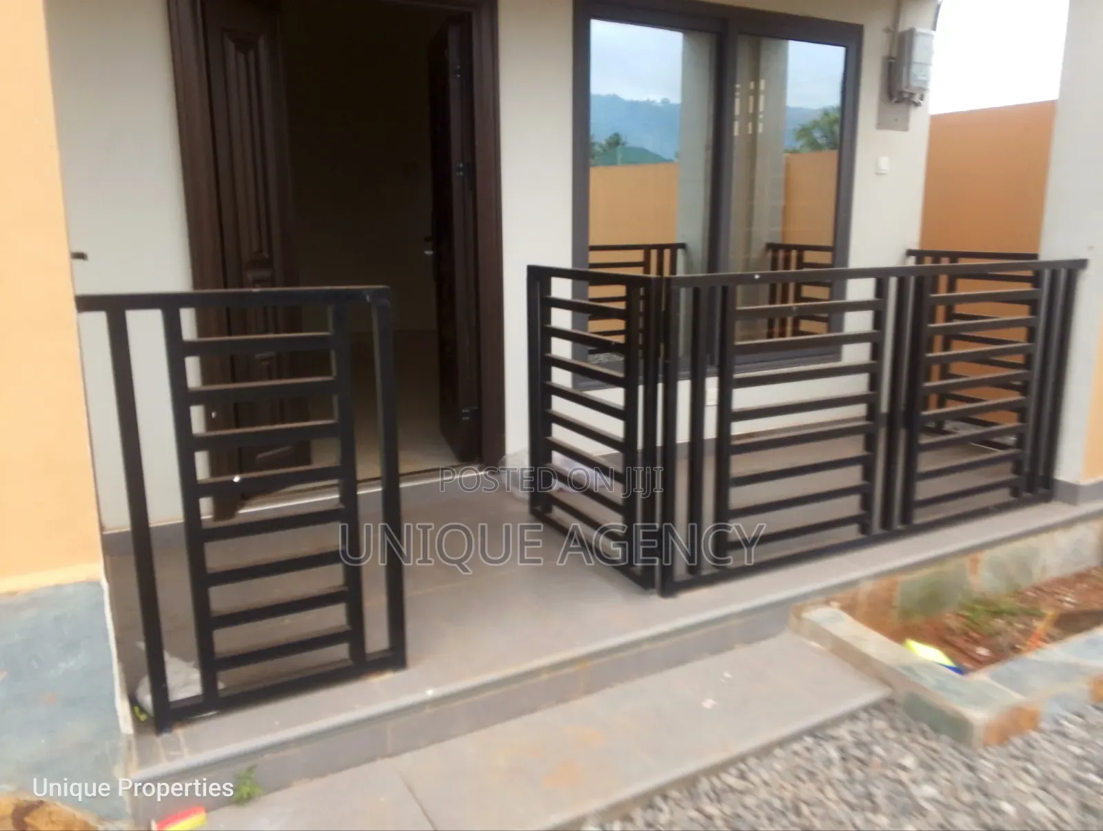 2bdrm Bungalow in Main Station for rent
