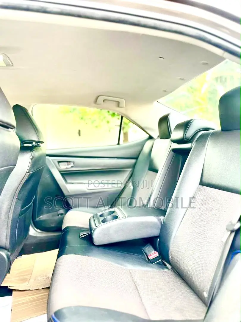 Toyota Corolla SE 4dr Sedan (1.8L 4cyl CVT) 2017