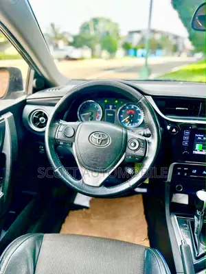 Toyota Corolla SE 4dr Sedan (1.8L 4cyl CVT) 2017