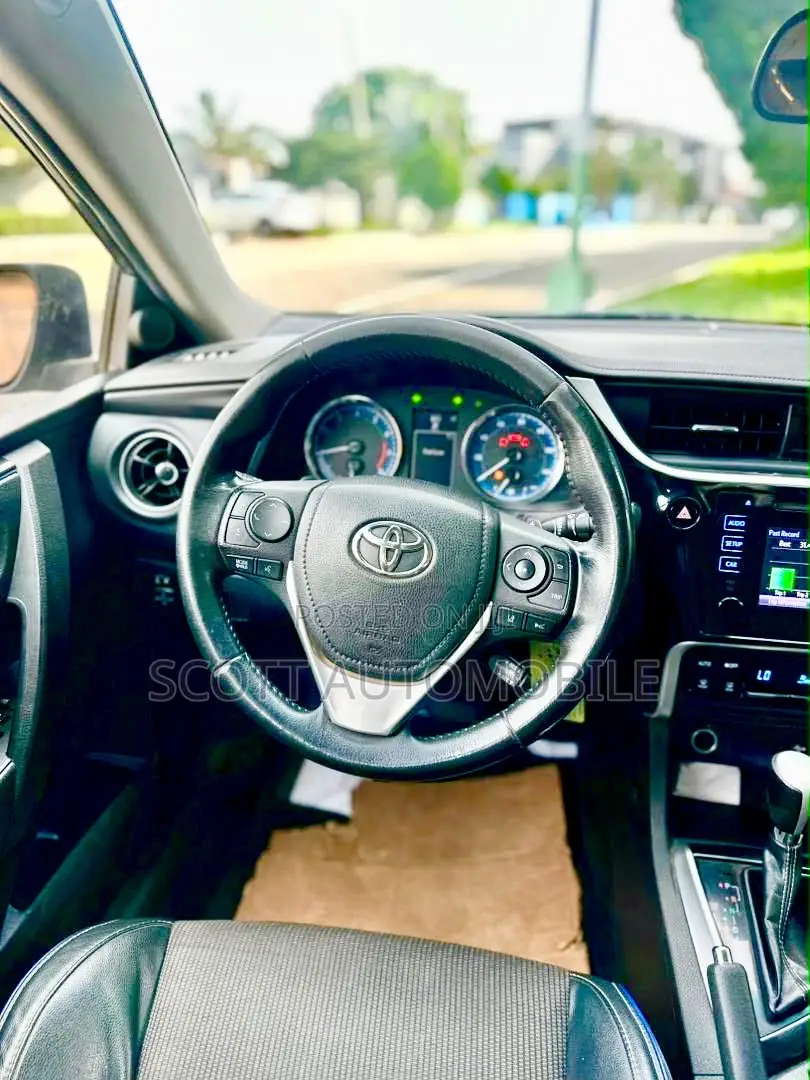 Toyota Corolla SE 4dr Sedan (1.8L 4cyl CVT) 2017