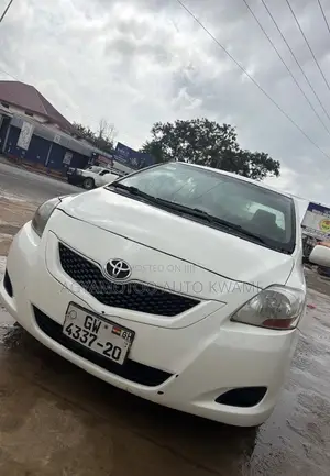 Toyota Yaris Base Sedan 4dr 2011 White