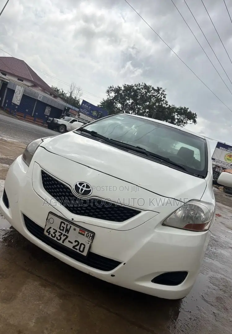 Toyota Yaris Base Sedan 4dr 2011 White